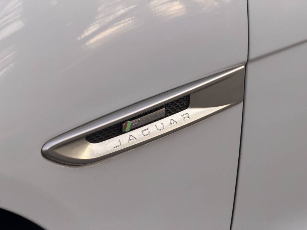 2016 Jaguar XF Image 35