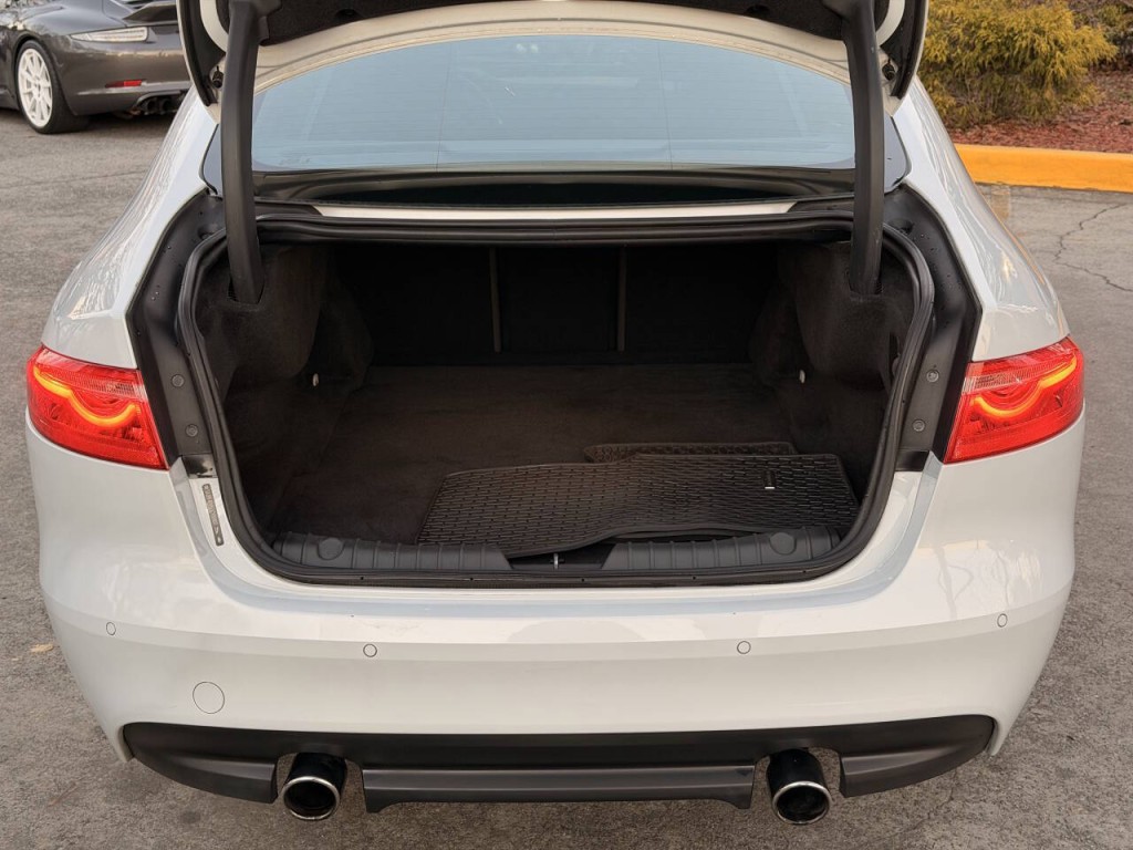 2016 Jaguar XF Image 36