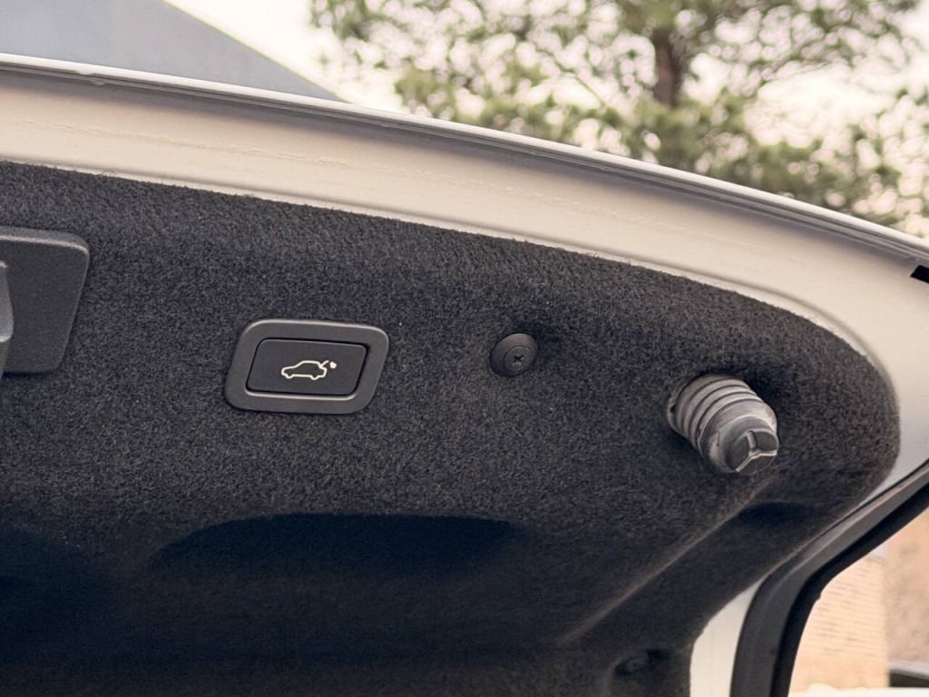 2016 Jaguar XF Image 37