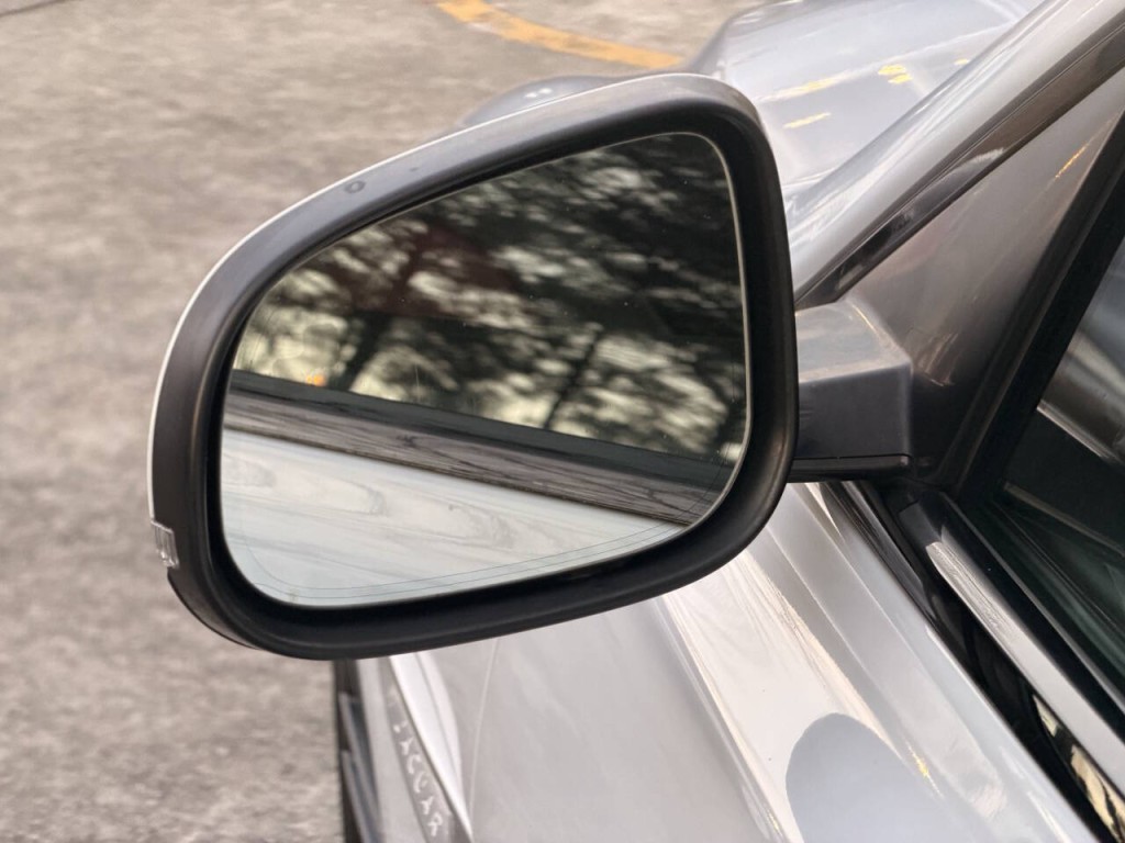 2016 Jaguar XF Image 38