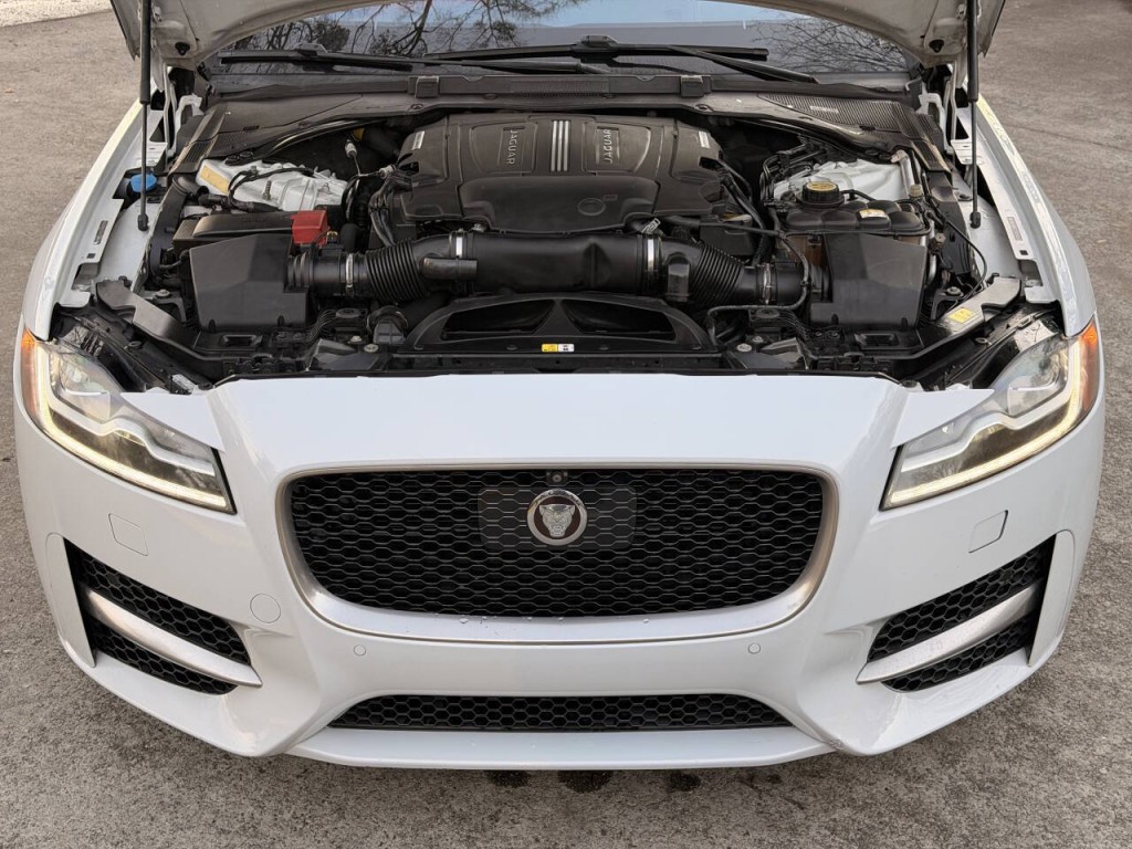 2016 Jaguar XF Image 39