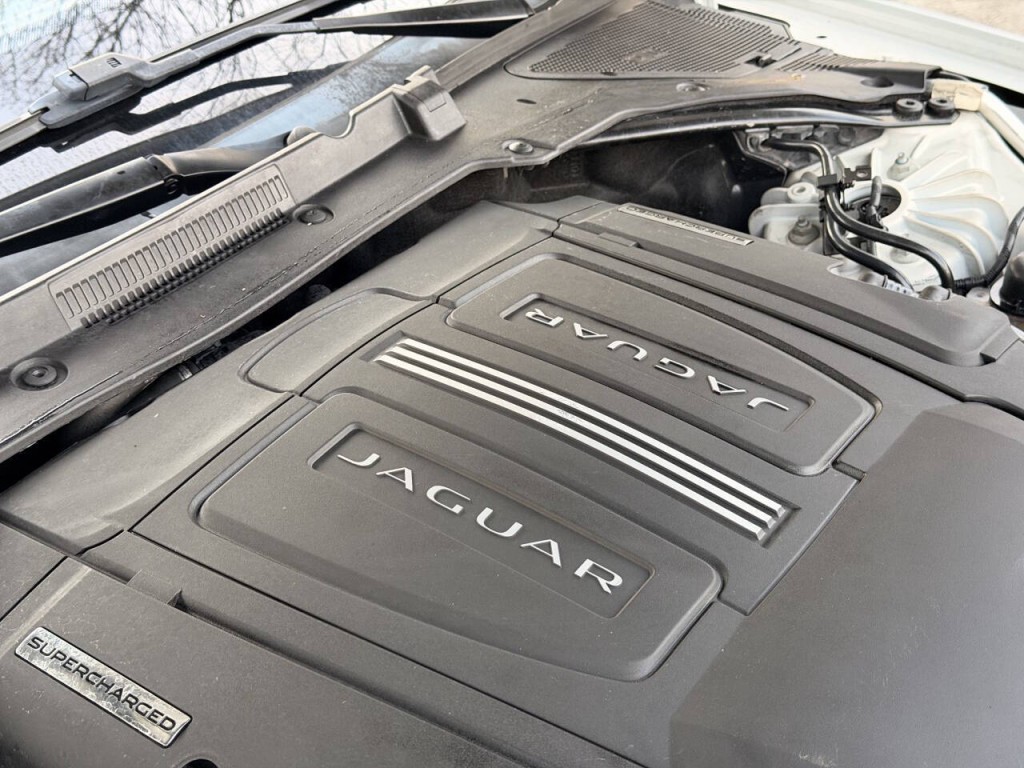 2016 Jaguar XF Image 40