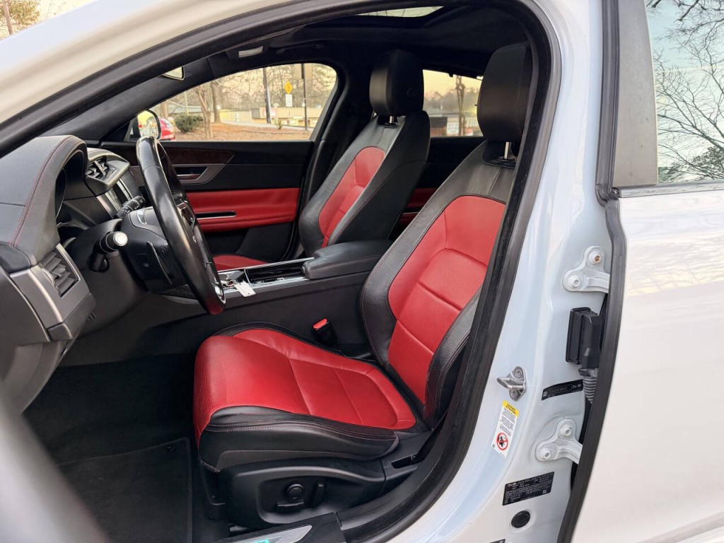 2016 Jaguar XF Image 42