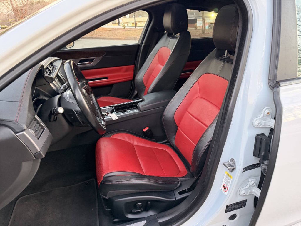 2016 Jaguar XF Image 43