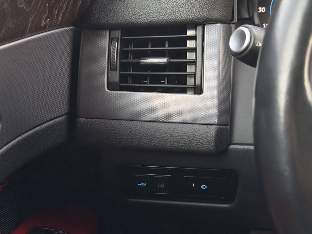 2016 Jaguar XF Image 44