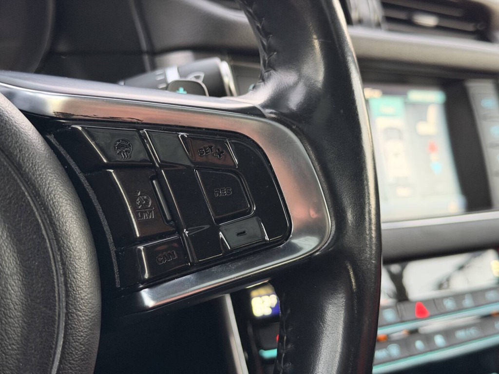 2016 Jaguar XF Image 45