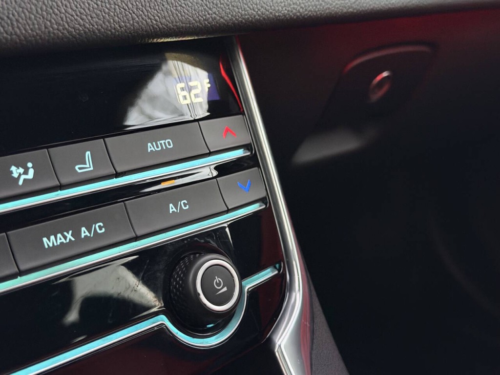 2016 Jaguar XF Image 48