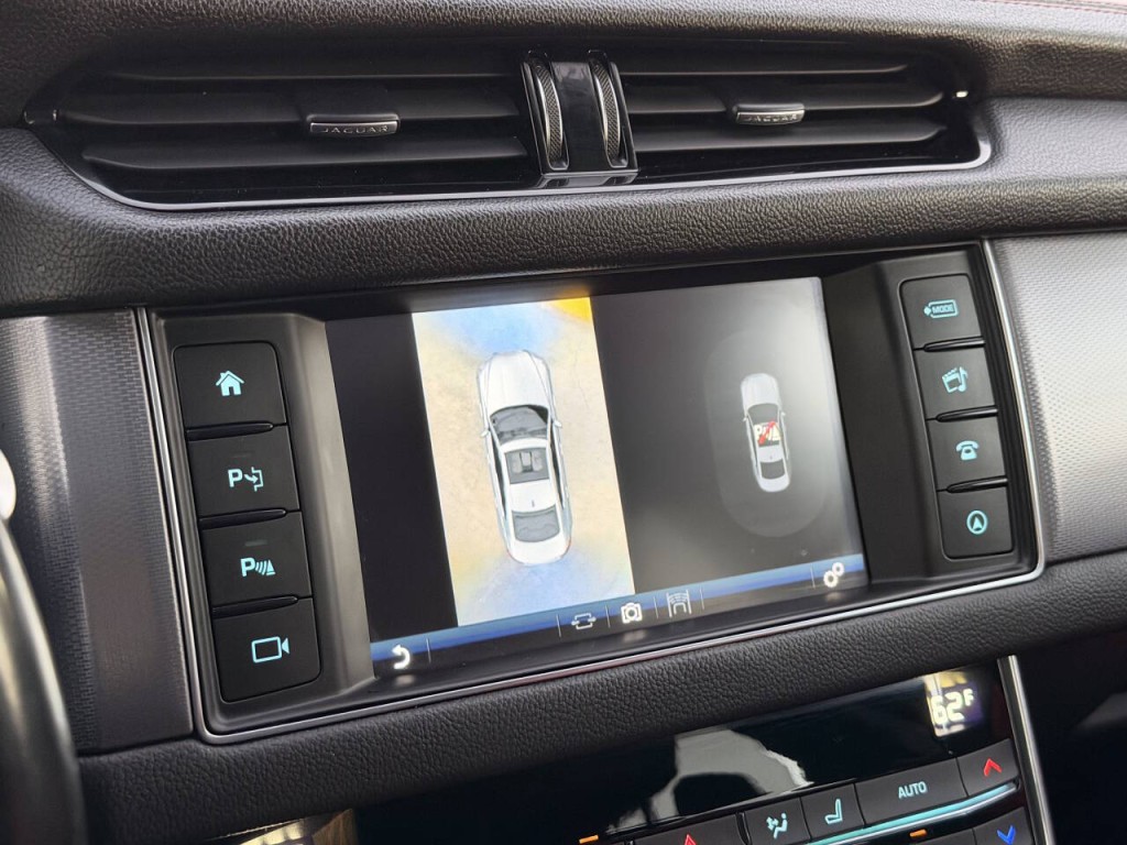 2016 Jaguar XF Image 52