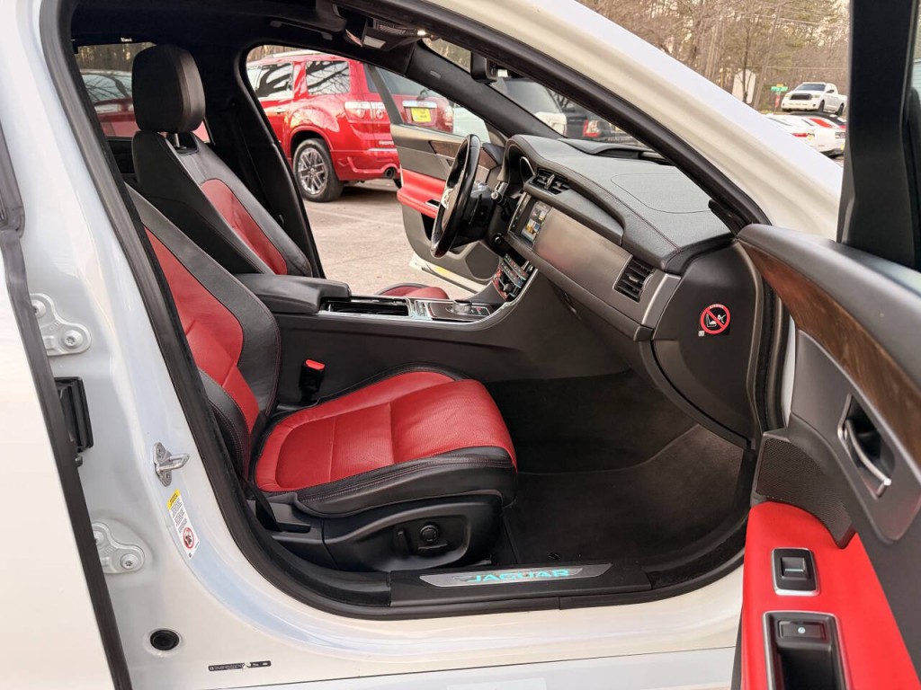 2016 Jaguar XF Image 60