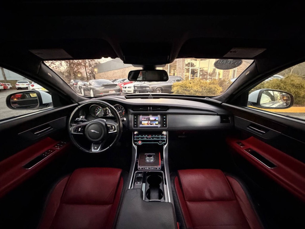 2016 Jaguar XF Image 64