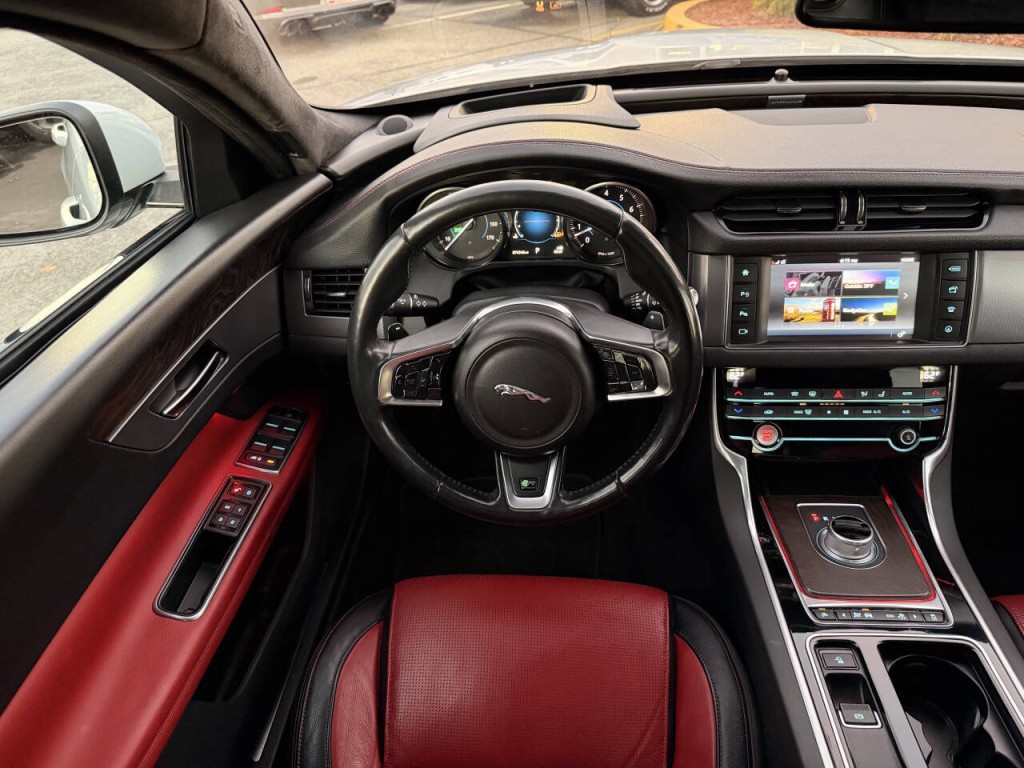 2016 Jaguar XF Image 65