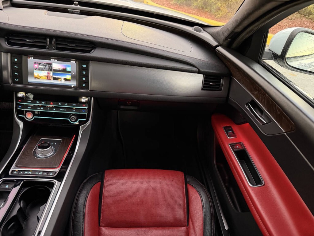 2016 Jaguar XF Image 66