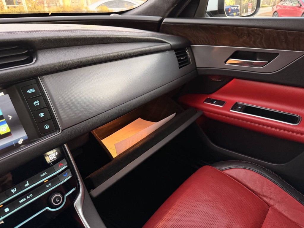 2016 Jaguar XF Image 69