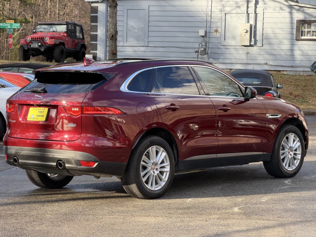 2017 Jaguar F-PACE Image 14