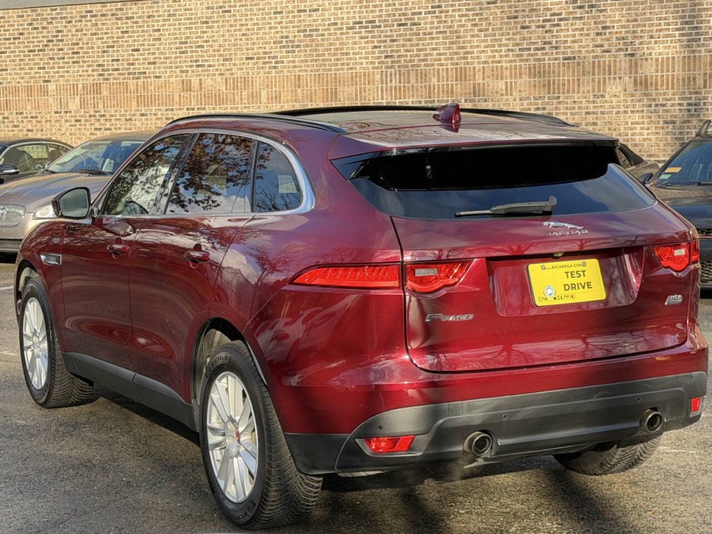 2017 Jaguar F-PACE Image 17