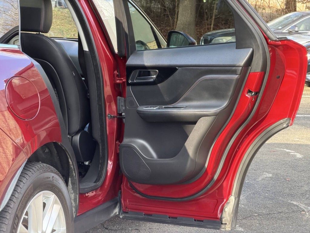 2017 Jaguar F-PACE Image 23