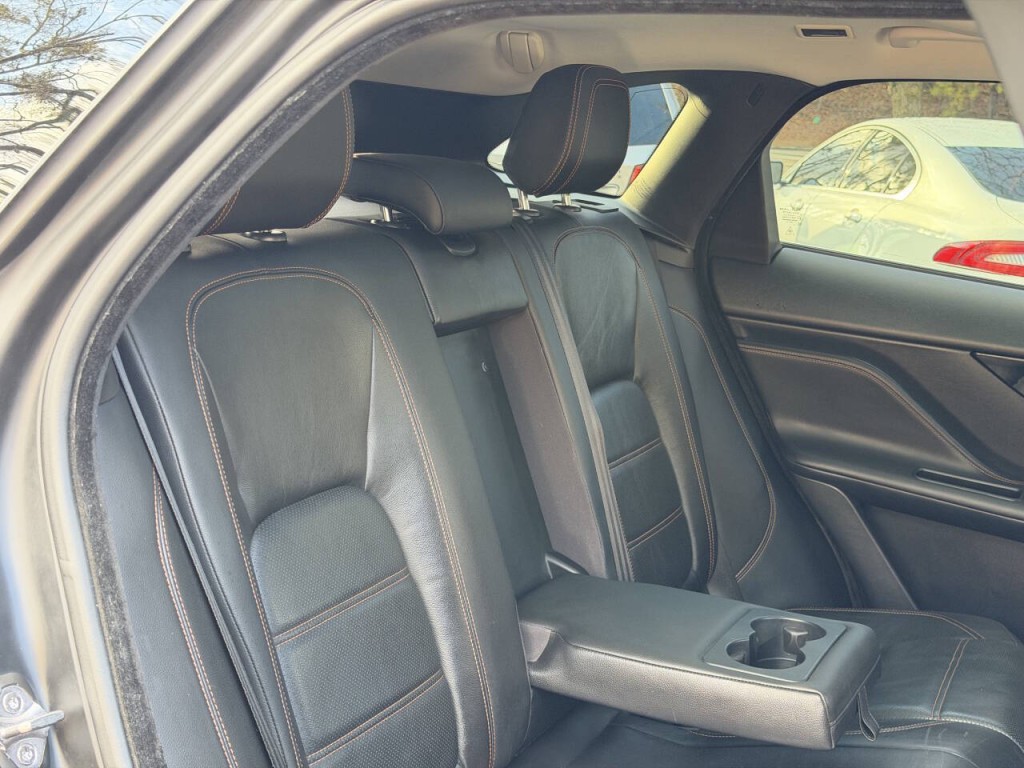 2017 Jaguar F-PACE Image 24