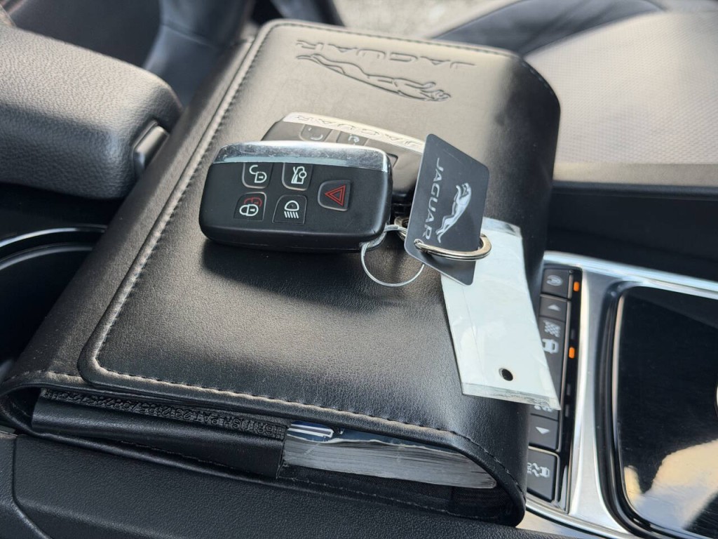 2017 Jaguar F-PACE Image 28