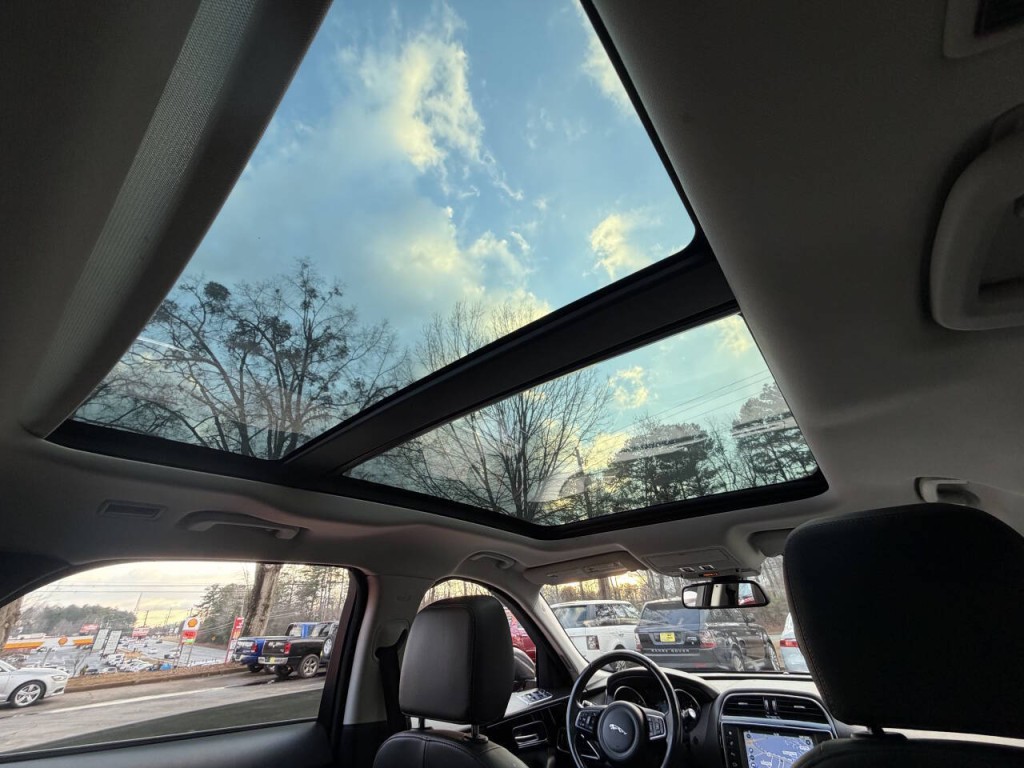 2017 Jaguar F-PACE Image 29