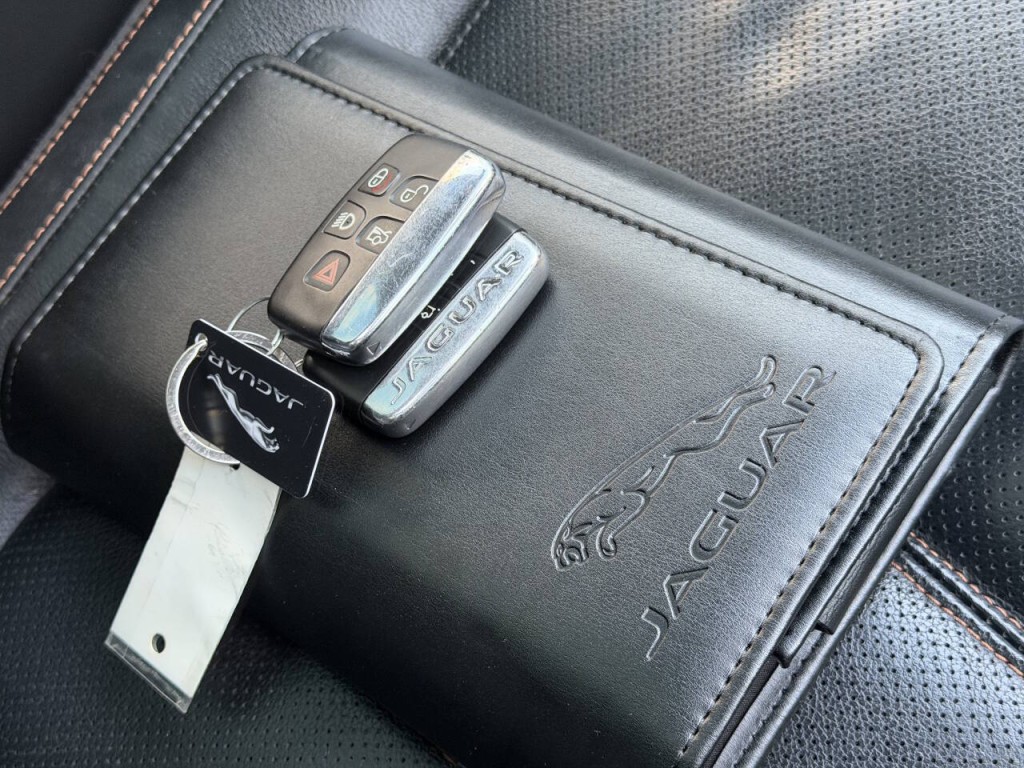 2017 Jaguar F-PACE Image 30