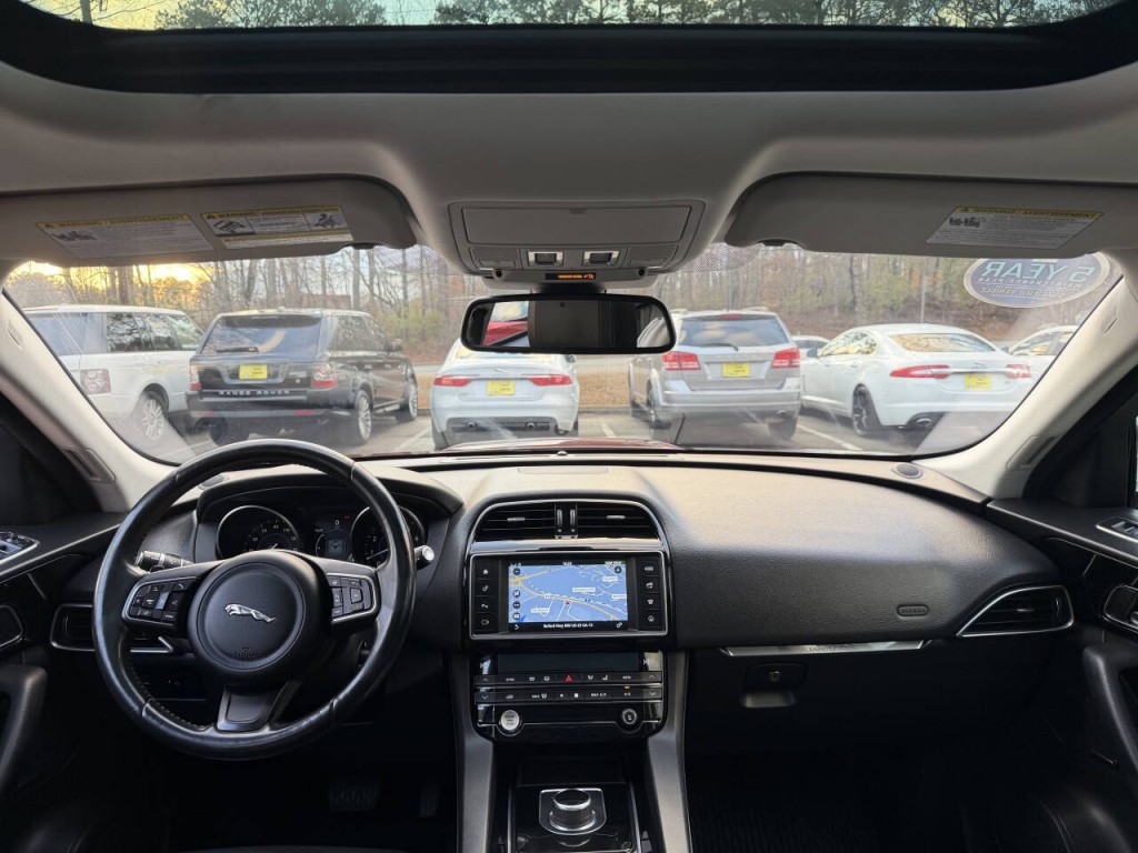 2017 Jaguar F-PACE Image 31