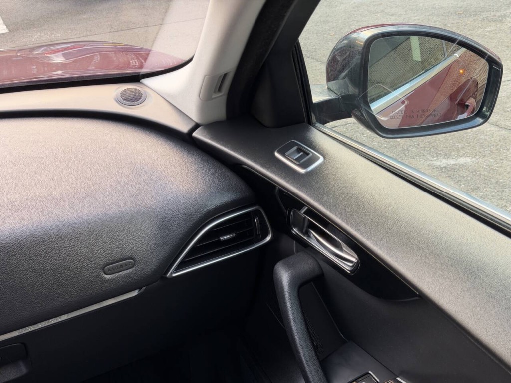 2017 Jaguar F-PACE Image 32