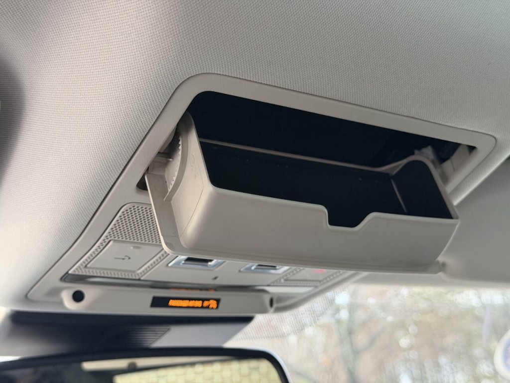 2017 Jaguar F-PACE Image 33