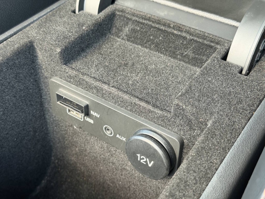 2017 Jaguar F-PACE Image 34