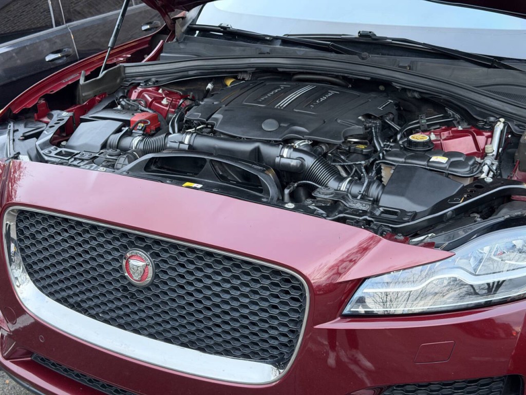 2017 Jaguar F-PACE Image 36