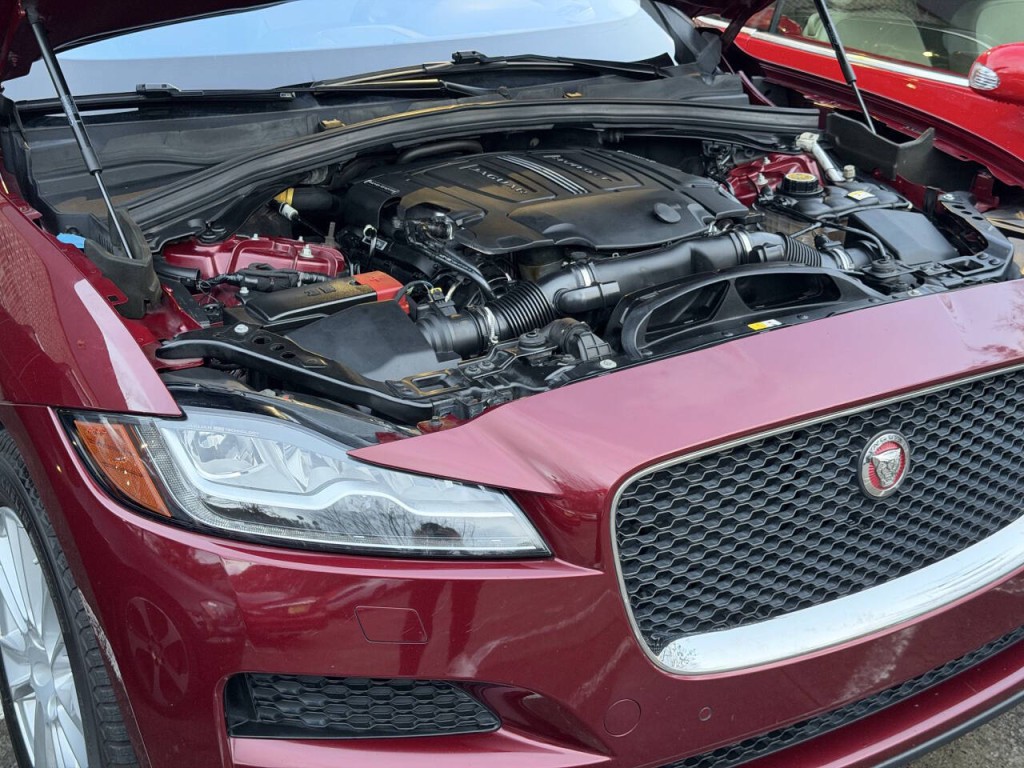 2017 Jaguar F-PACE Image 37