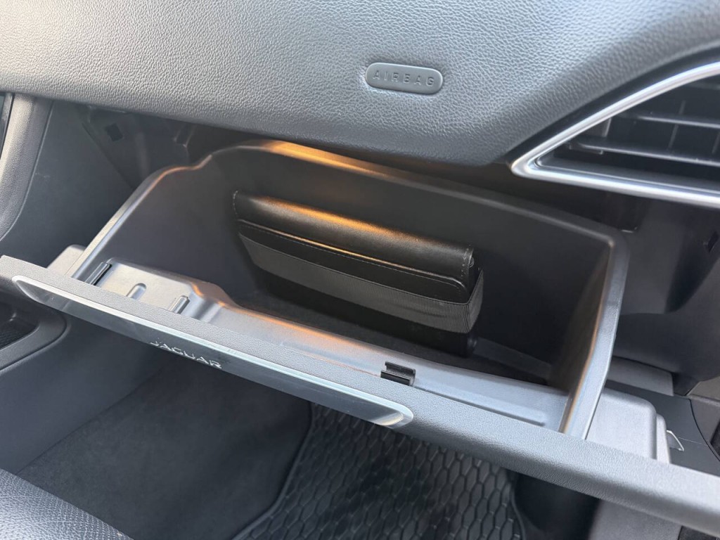 2017 Jaguar F-PACE Image 38