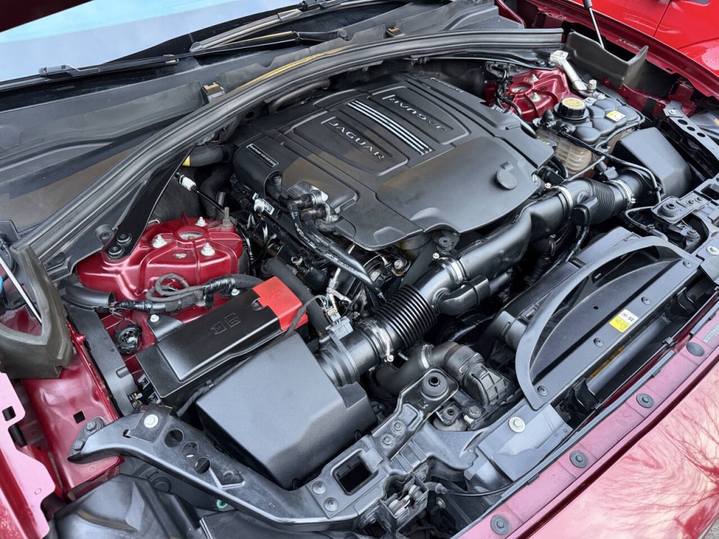 2017 Jaguar F-PACE Image 39