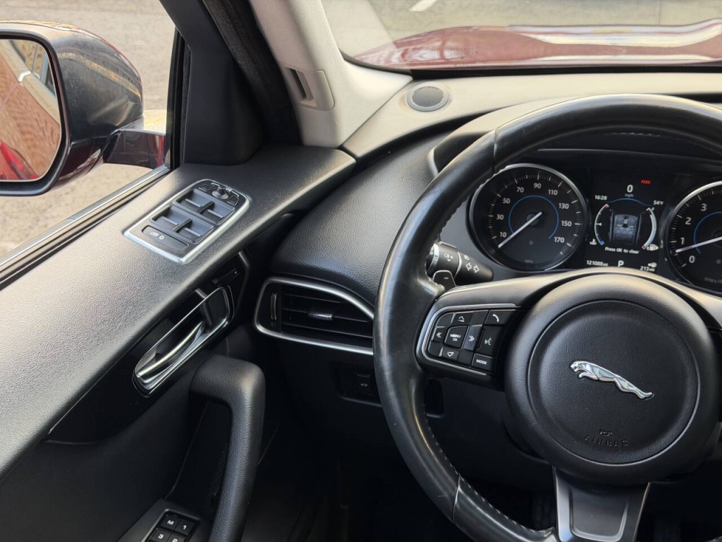 2017 Jaguar F-PACE Image 40