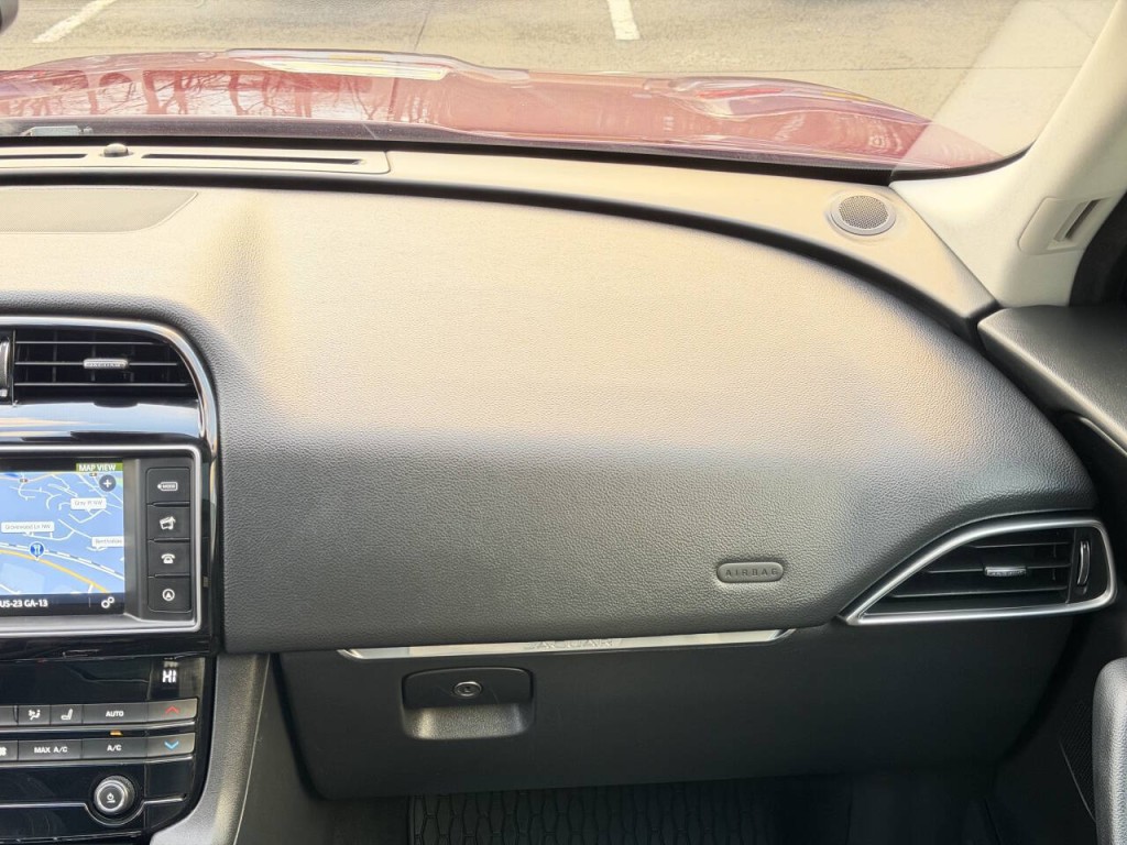 2017 Jaguar F-PACE Image 41