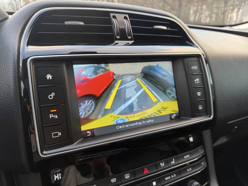 2017 Jaguar F-PACE Image 46