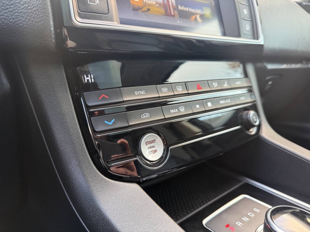 2017 Jaguar F-PACE Image 47