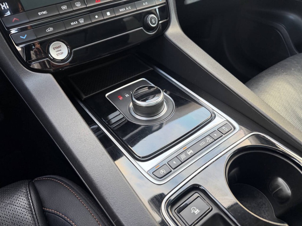2017 Jaguar F-PACE Image 50