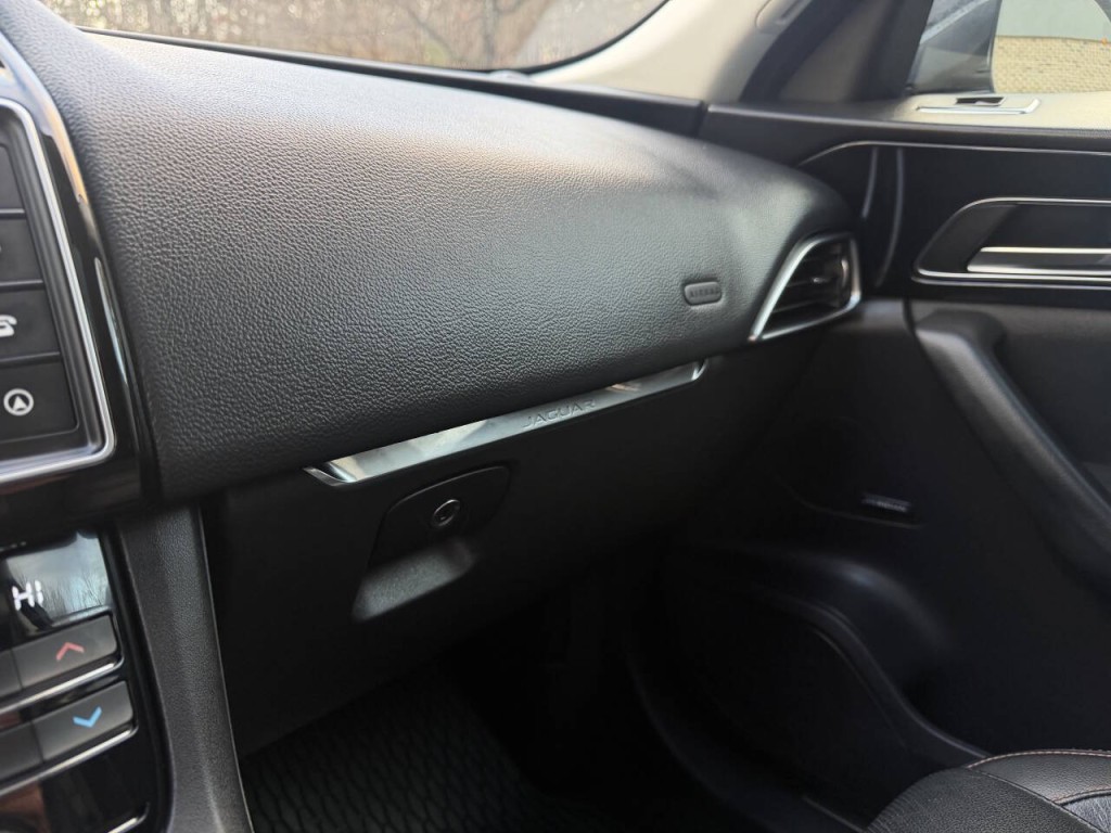 2017 Jaguar F-PACE Image 52