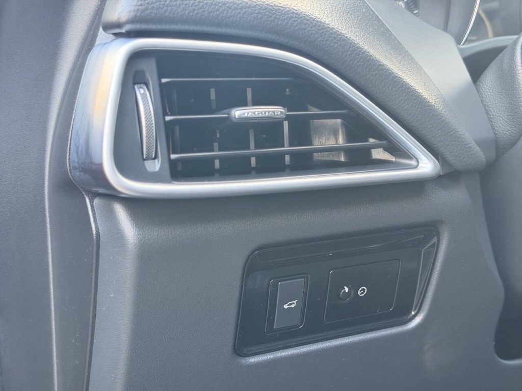 2017 Jaguar F-PACE Image 58