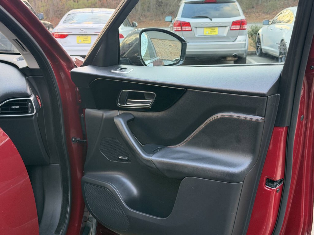 2017 Jaguar F-PACE Image 61