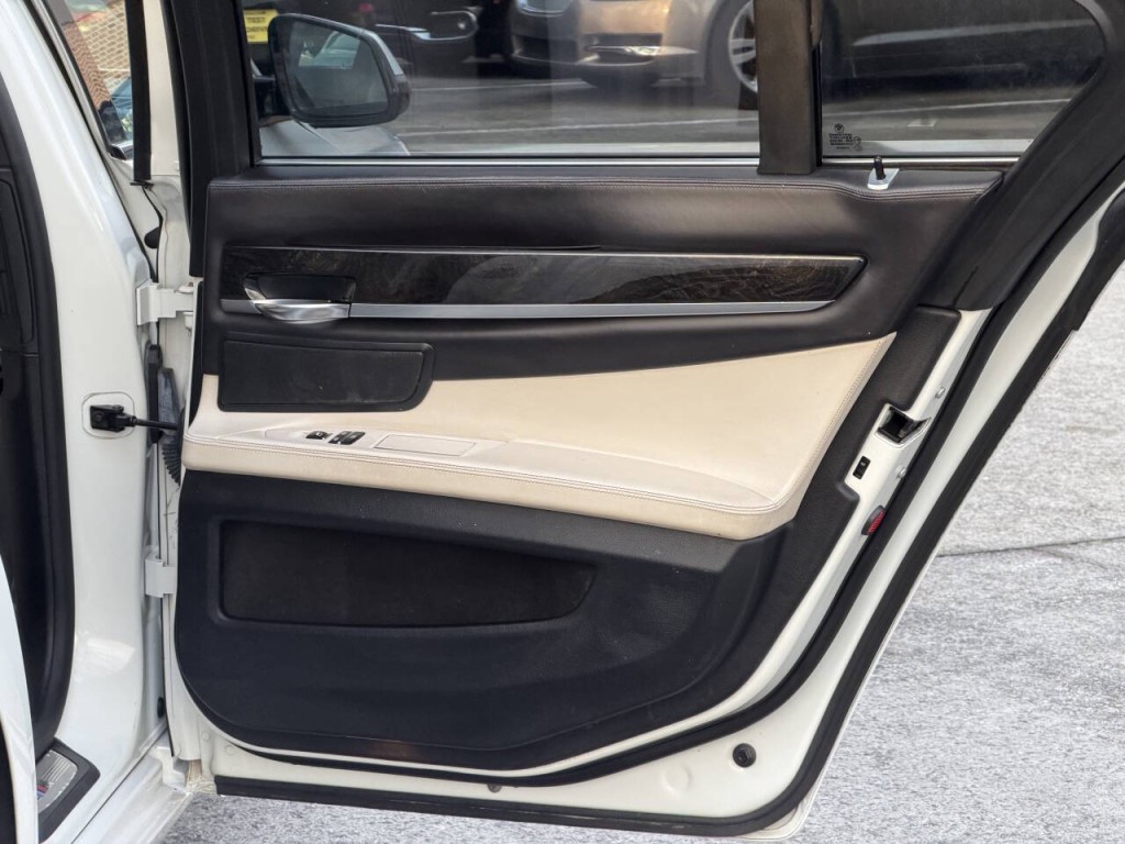 2013 BMW 7 Series Image 26