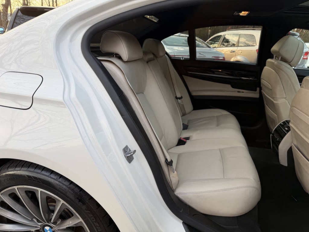 2013 BMW 7 Series Image 7