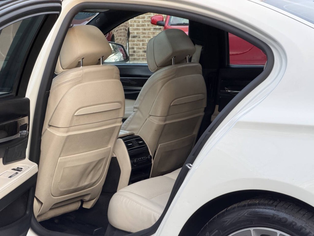 2013 BMW 7 Series Image 9