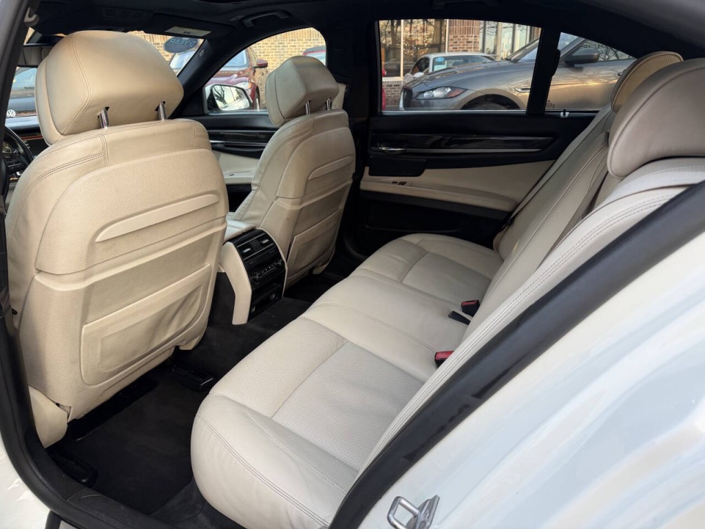 2013 BMW 7 Series Image 12