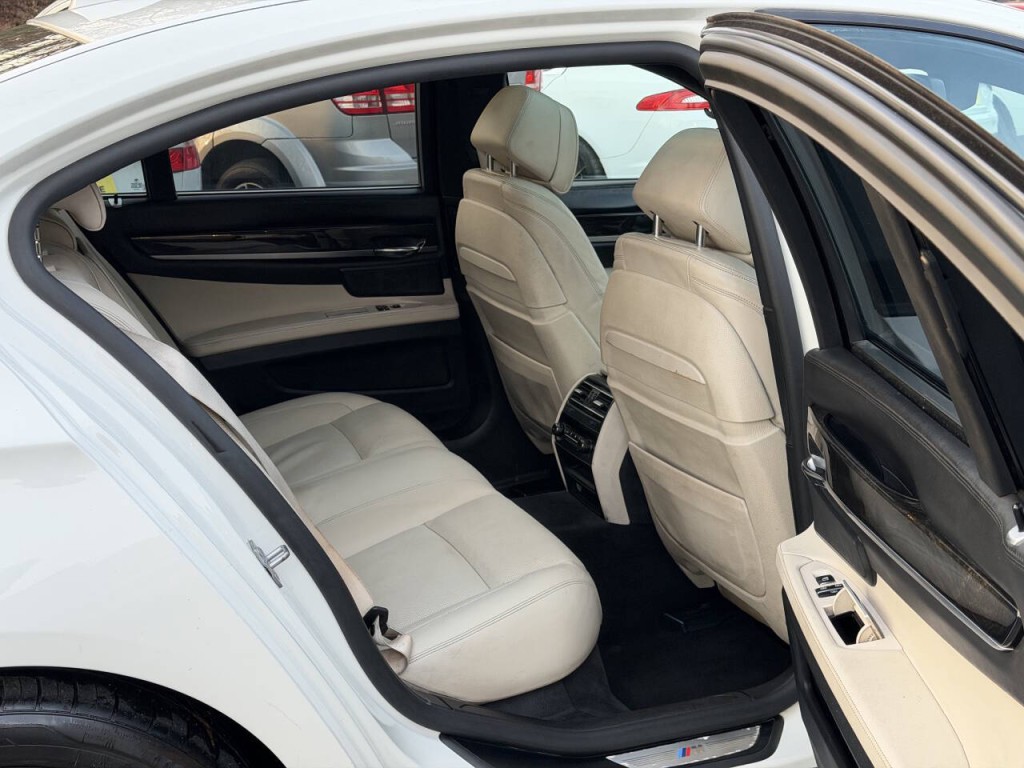 2013 BMW 7 Series Image 16