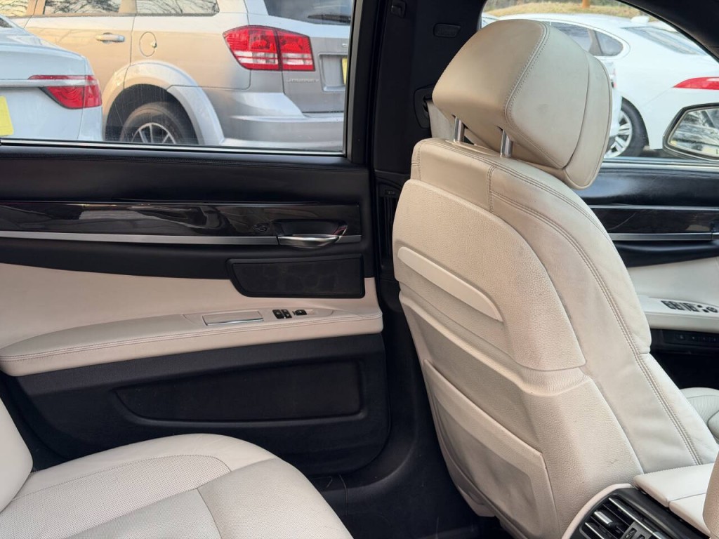 2013 BMW 7 Series Image 17