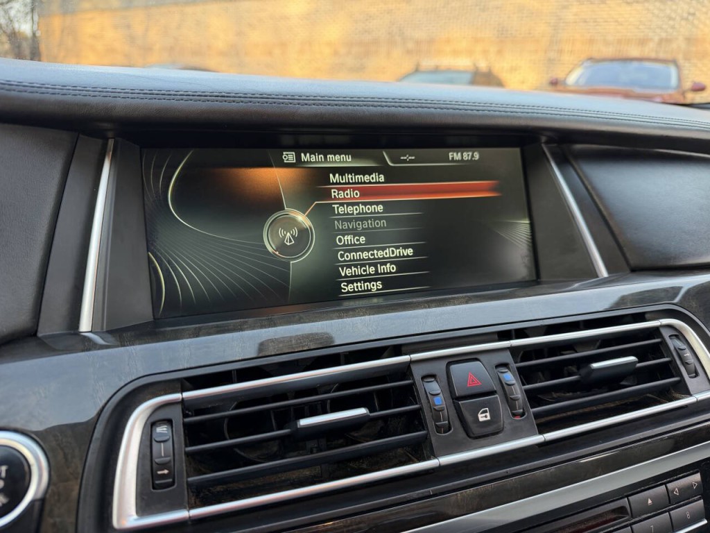 2013 BMW 7 Series Image 21