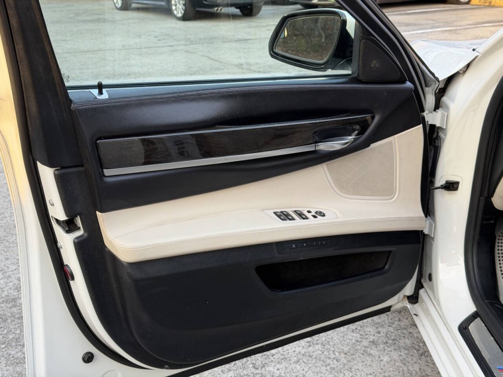 2013 BMW 7 Series Image 23