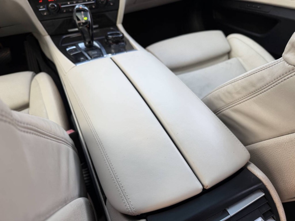 2013 BMW 7 Series Image 30