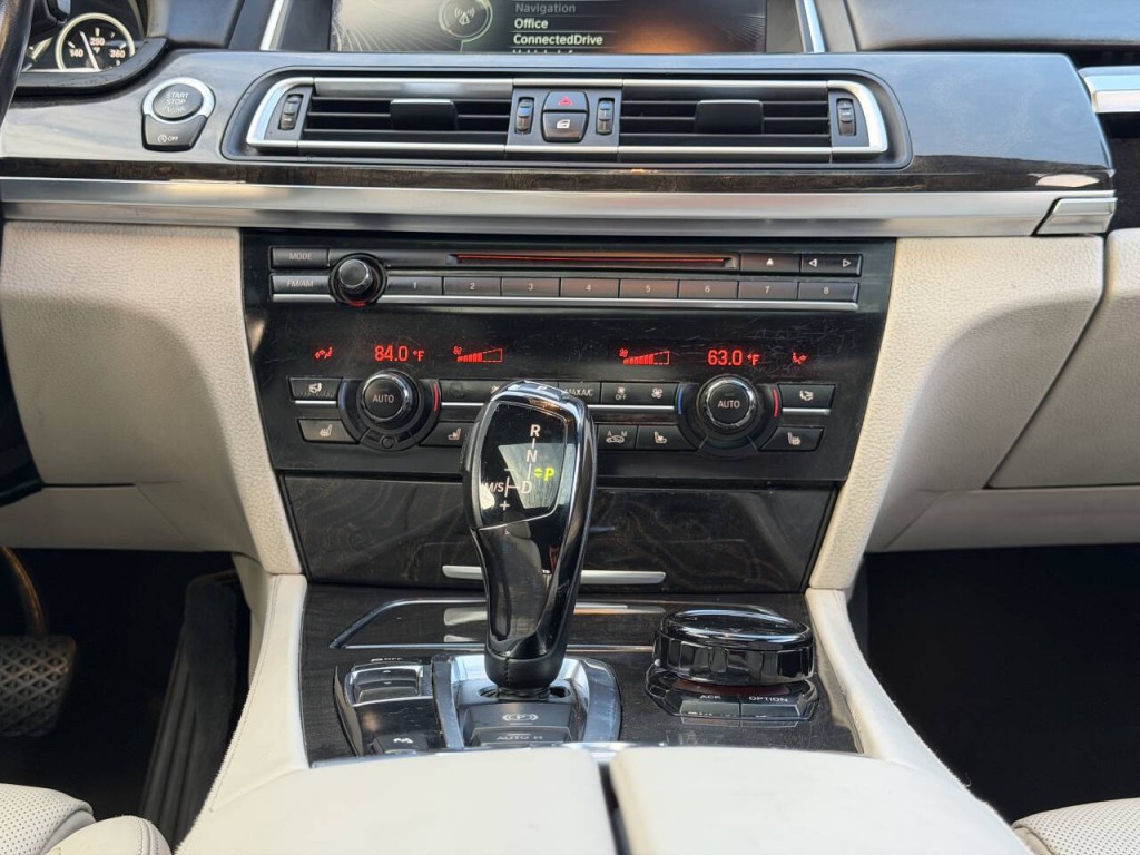 2013 BMW 7 Series Image 32